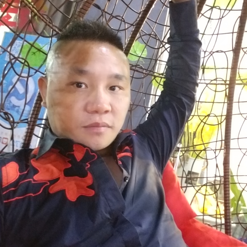 苗条蹙眉路人的照片