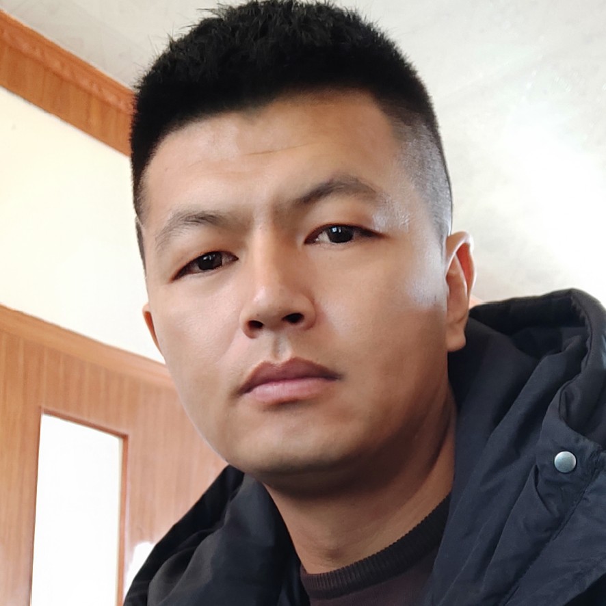 标致爱镜子的照片