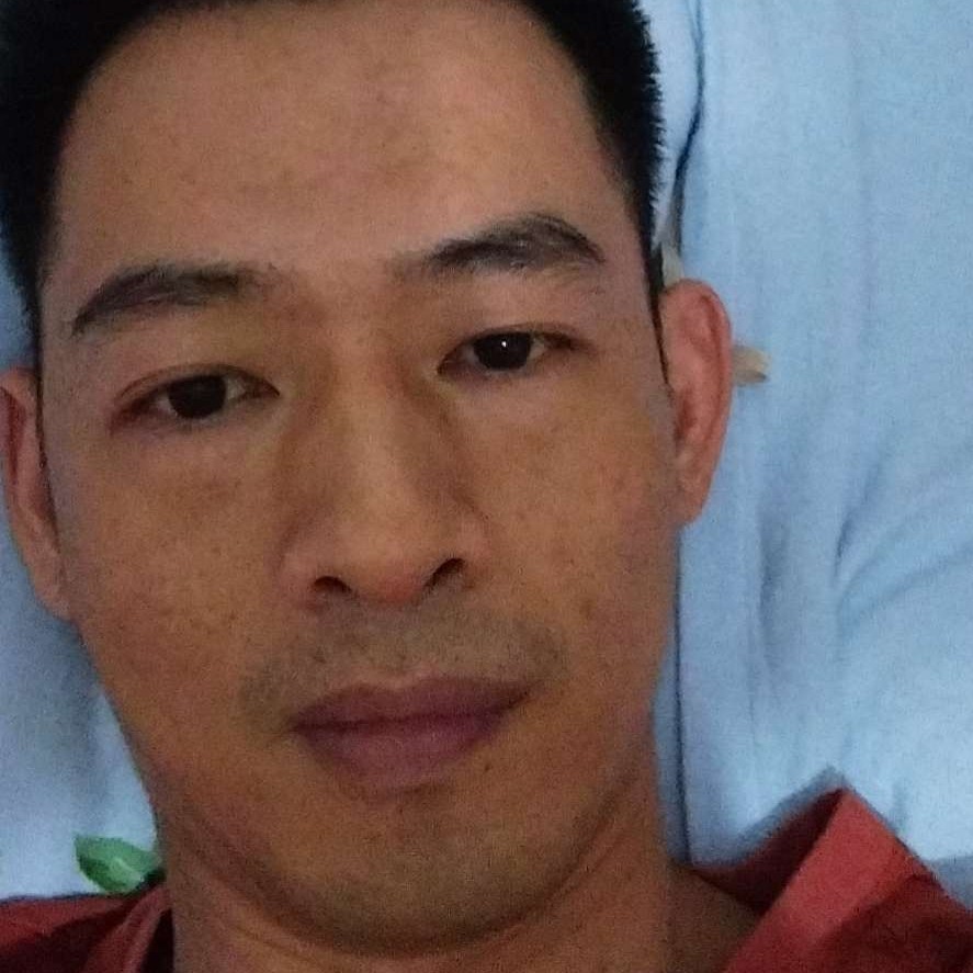卖面包的小孩的照片