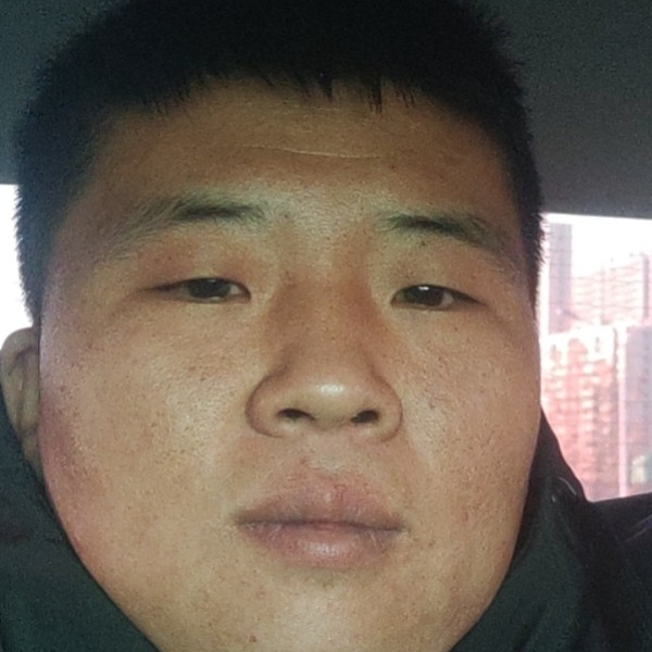 一个人爱恋汉堡的照片