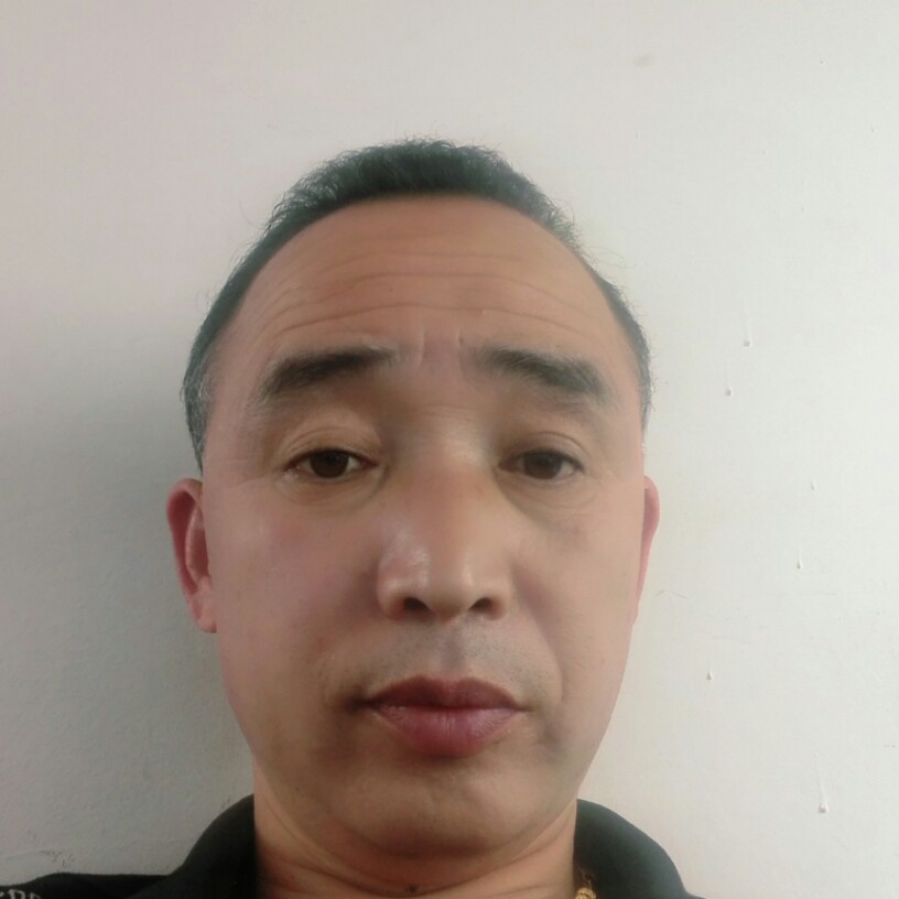 煎饼回首粗犷的照片