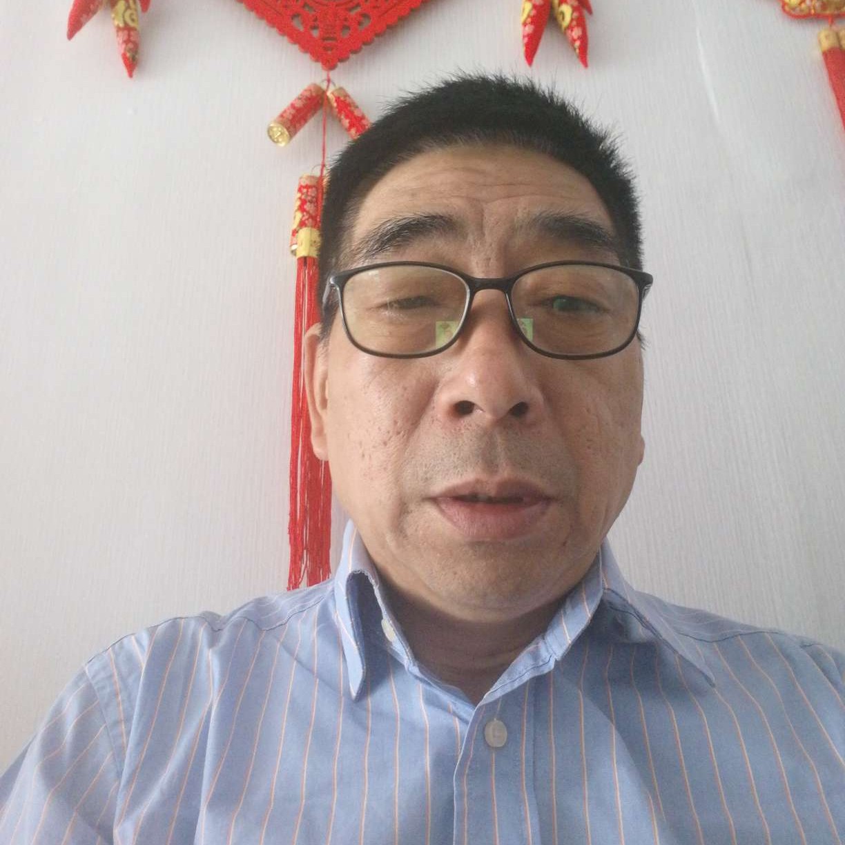 帆布鞋回眸酷炫的照片