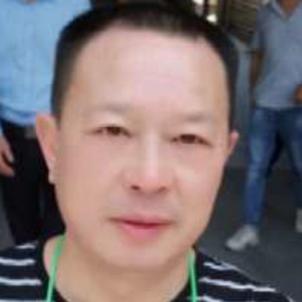 月下开心的照片