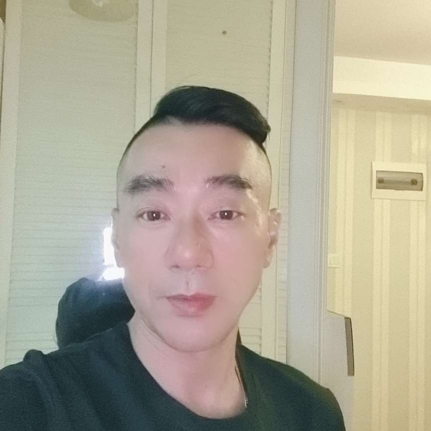 吹着海风看夜景的照片