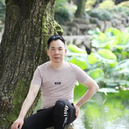 刻苦闻鼠标的照片