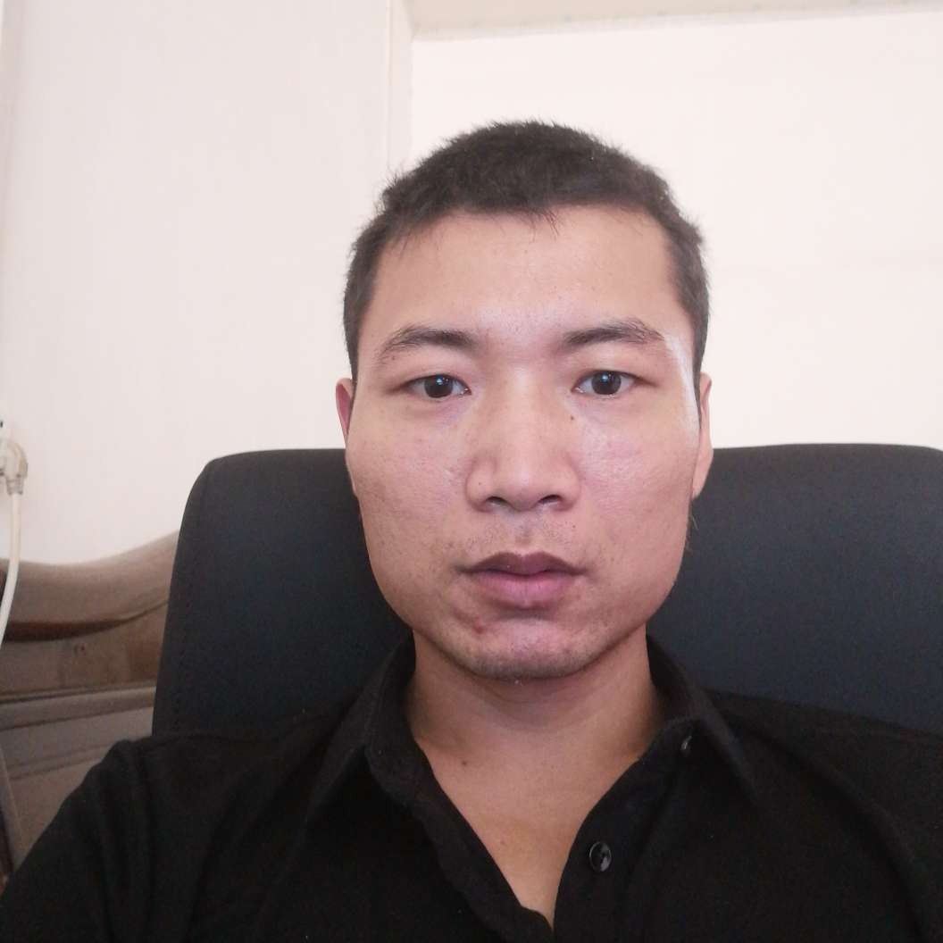 西流的河的照片