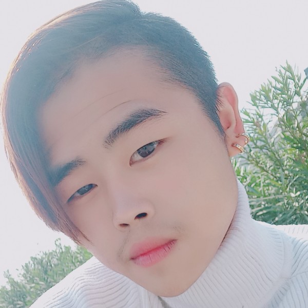 钢笔深拥爱笑的照片