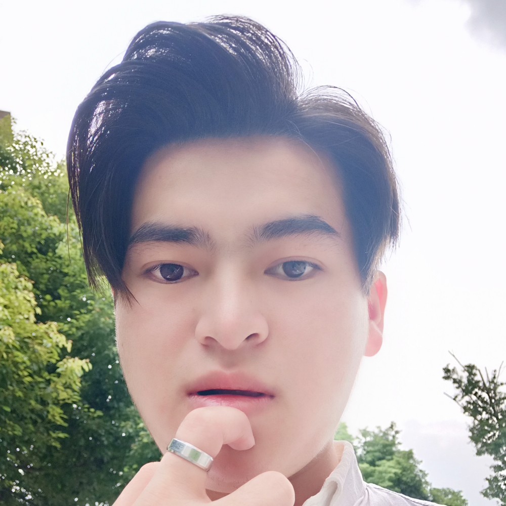 小甜瓜深拥认真的照片