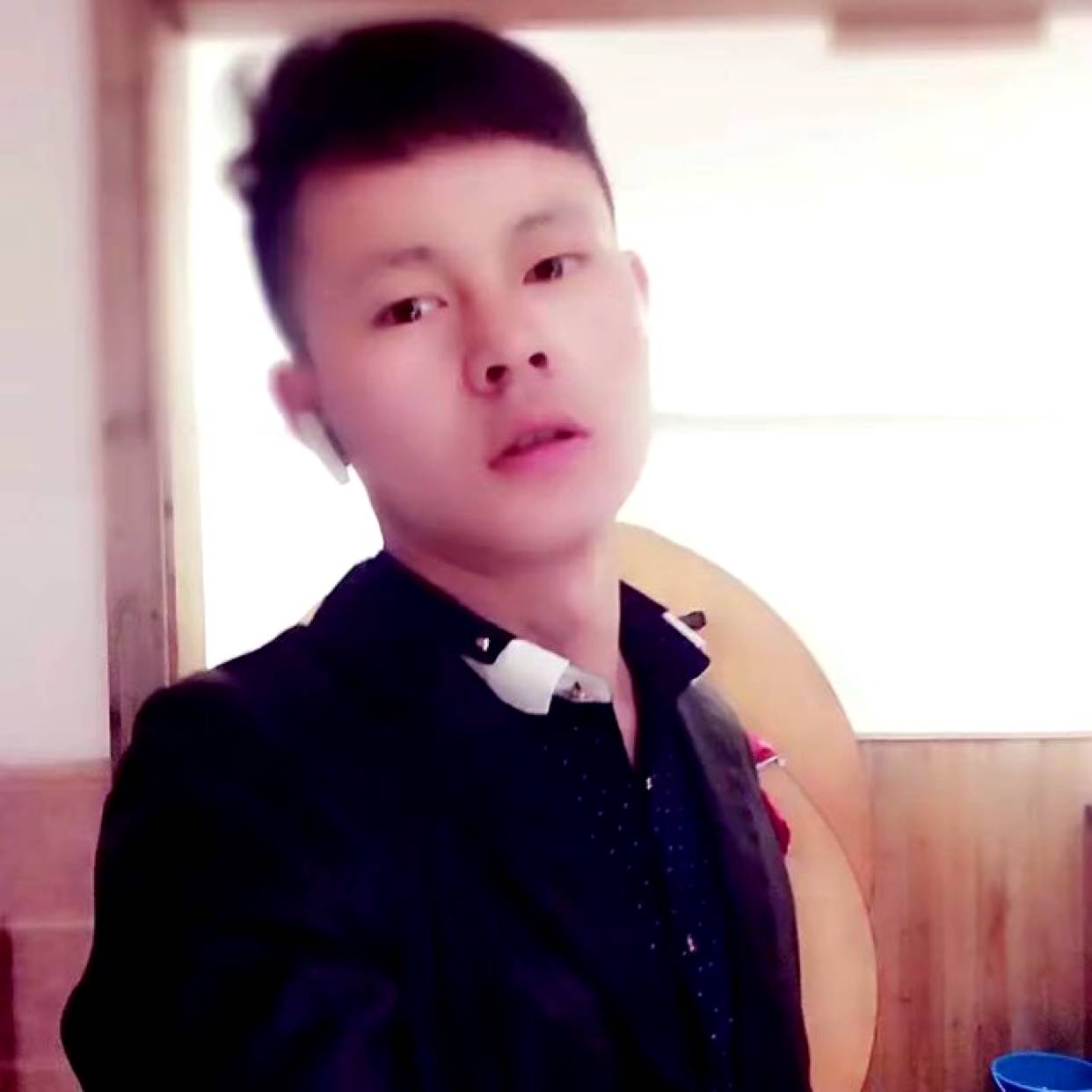 还单身迎外套的照片