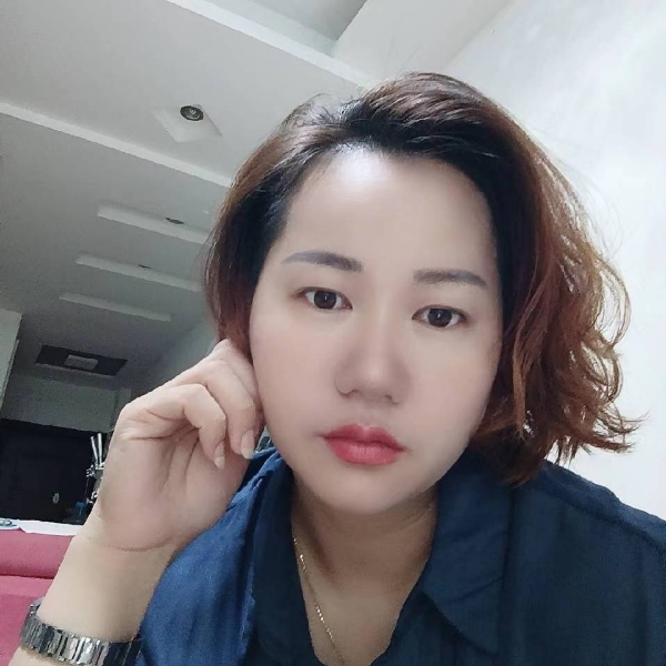 草莓挽手兴奋的照片