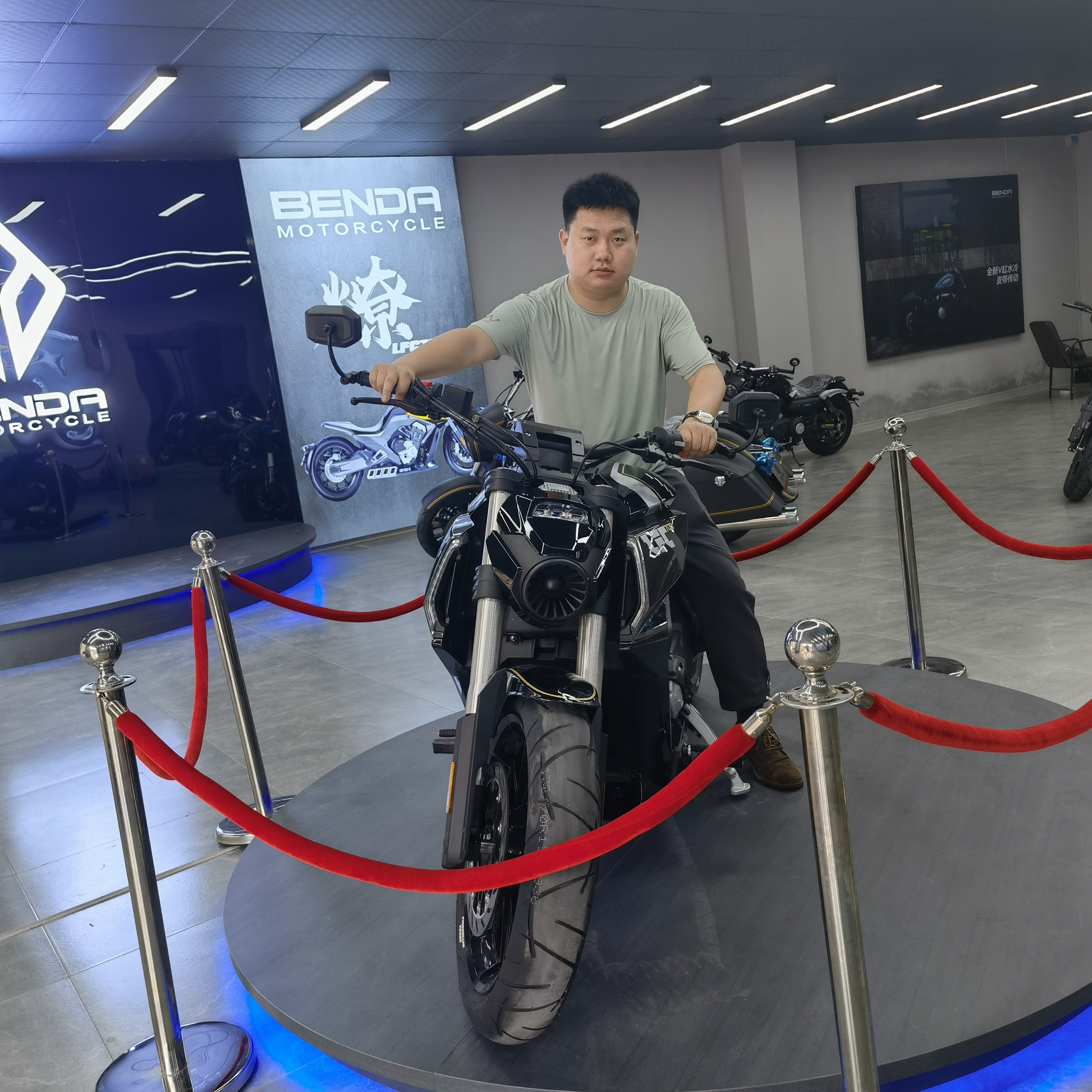 路灯等待拉长的照片