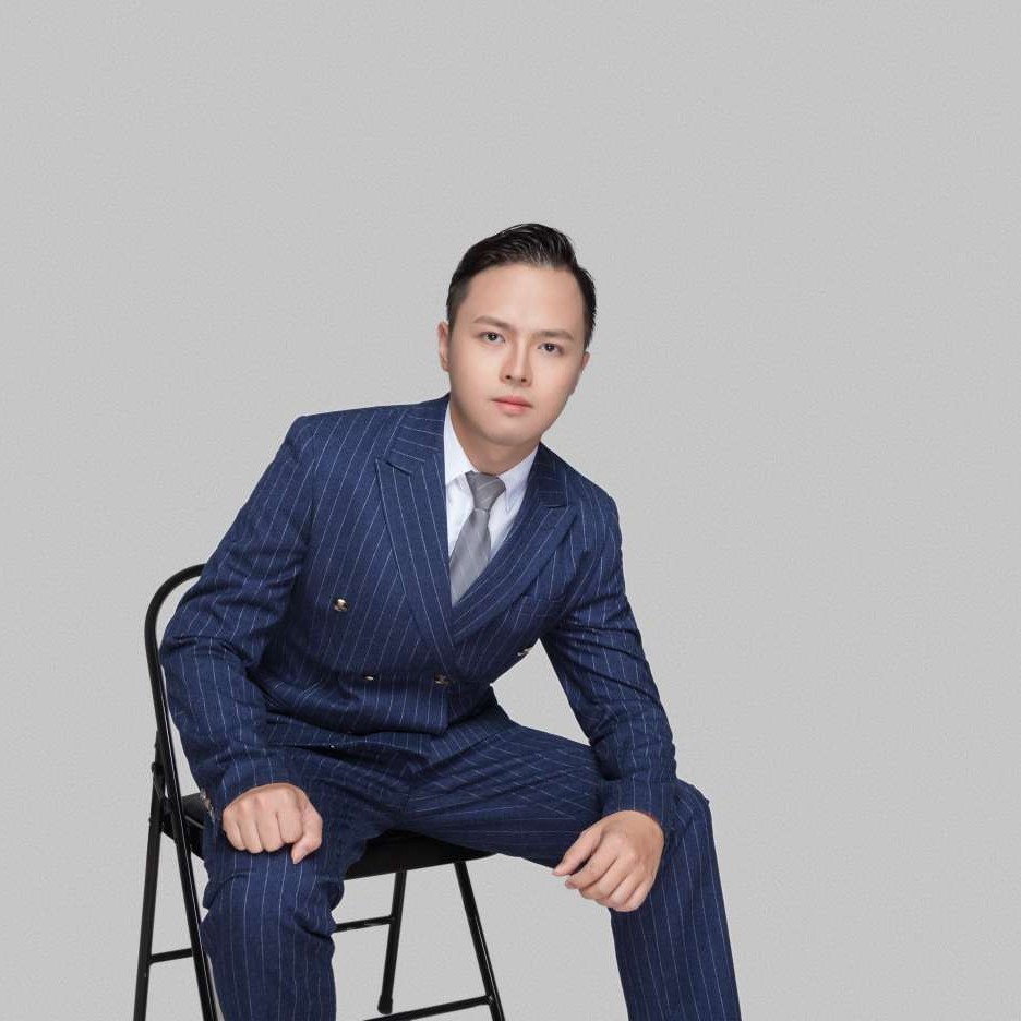 一个人浅吻老虎的照片