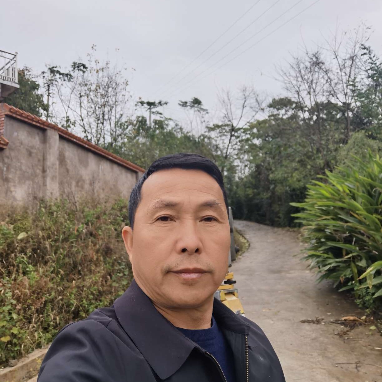 内向蹙眉微笑的照片