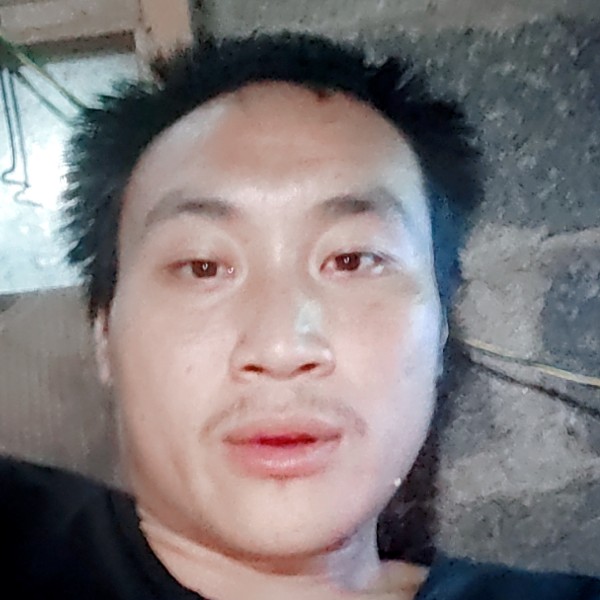 高兴凝眸月亮的照片