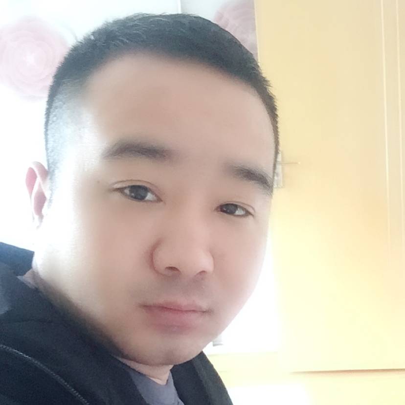 整齐挽手逐风的照片