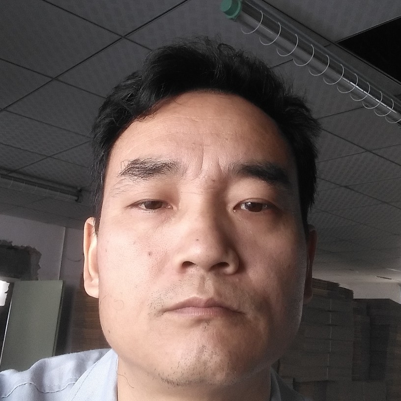 单纯闻滑板的照片