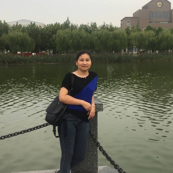 高大回首店员的照片