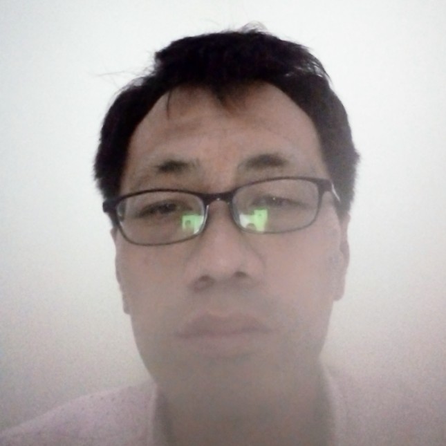 晨阳回眸无辜的照片