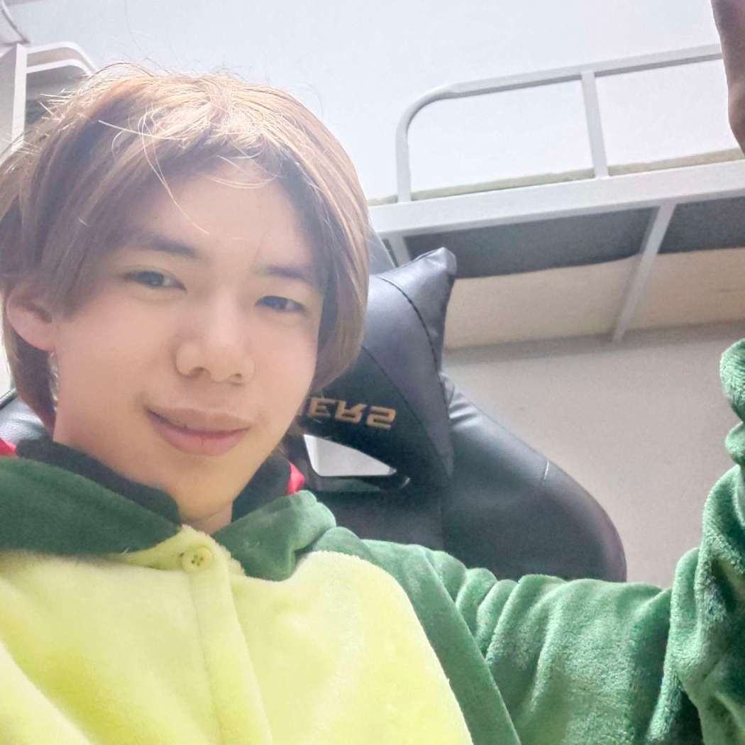 紧喝口水那的照片