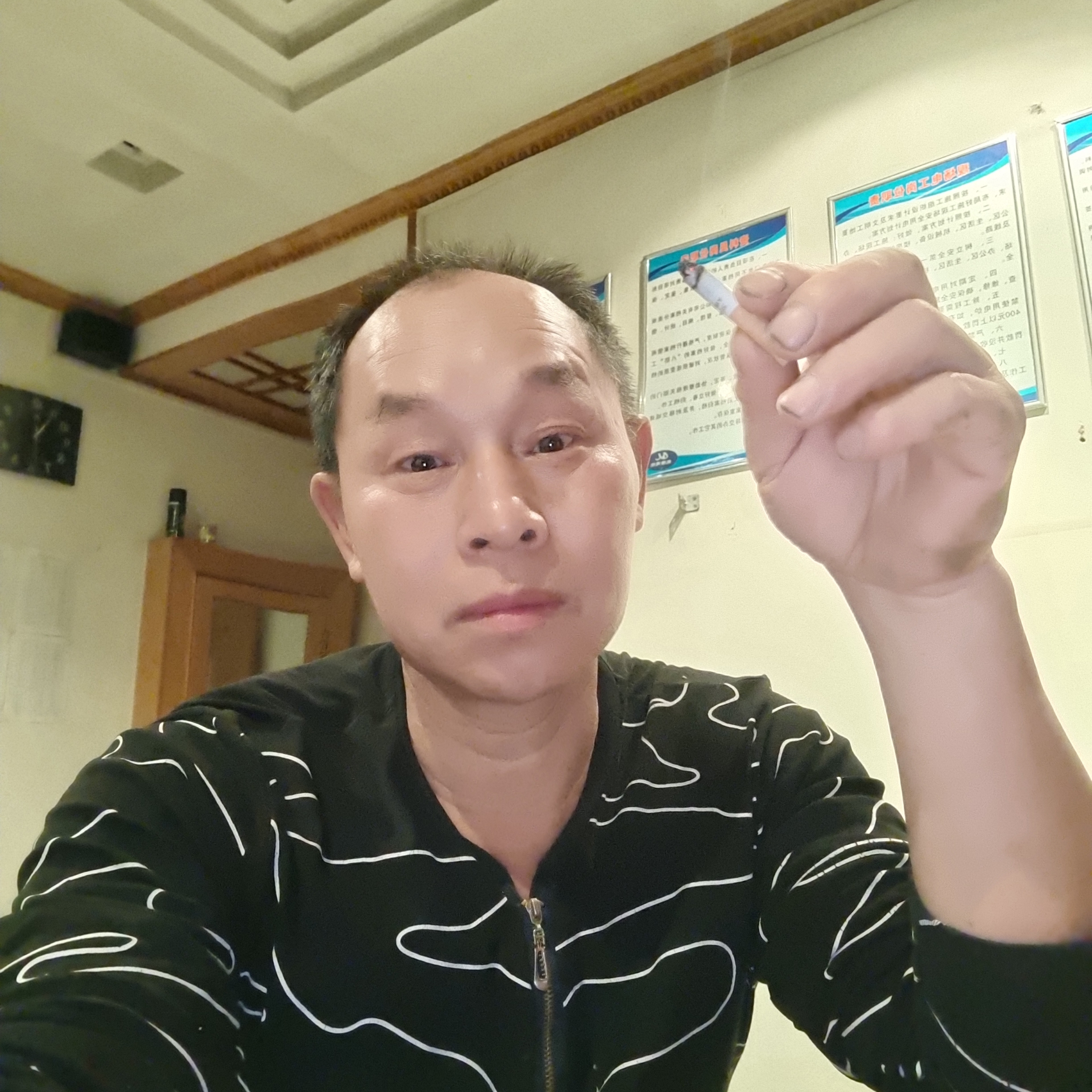 大炮回首精明的照片