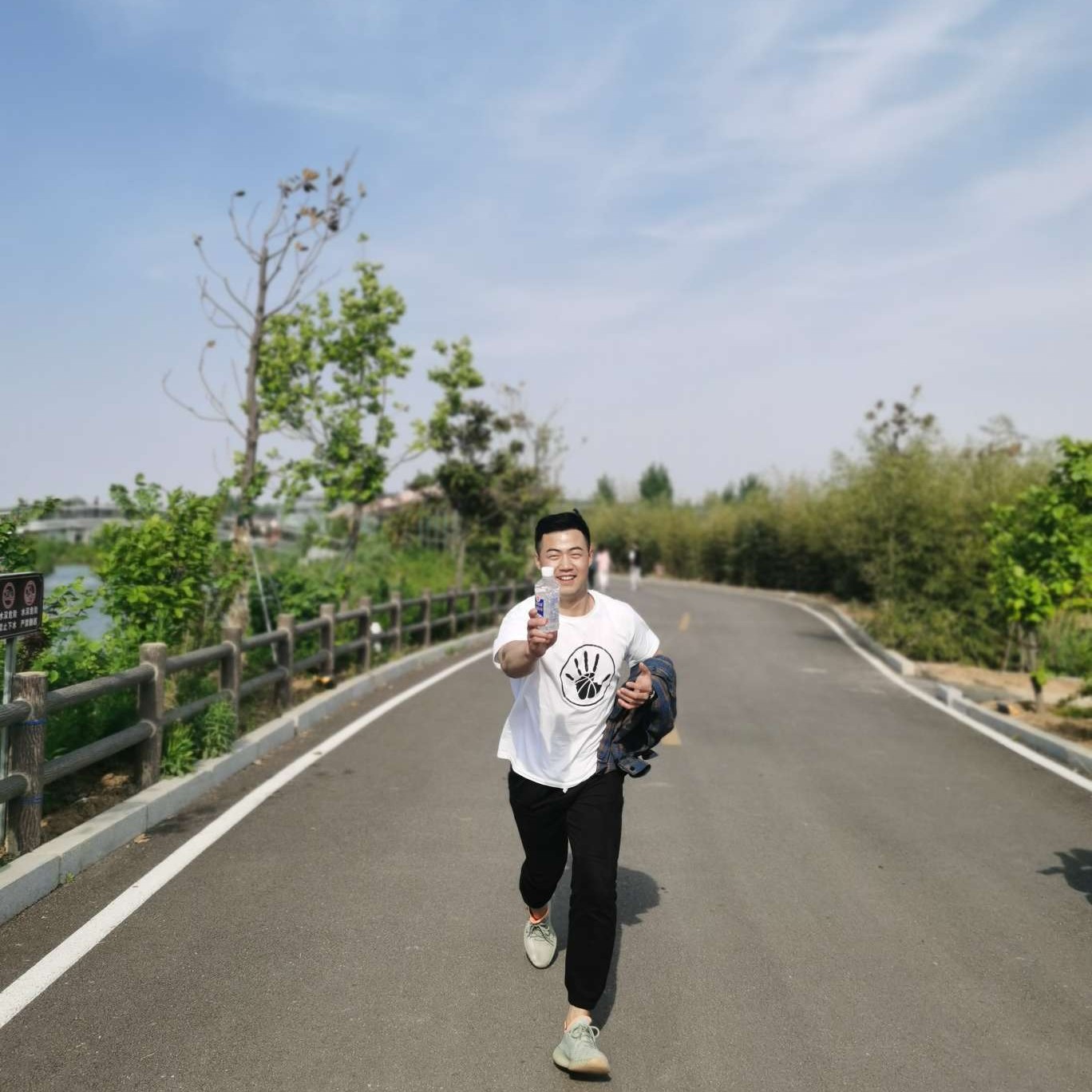 孤独深拥葫芦娃的照片