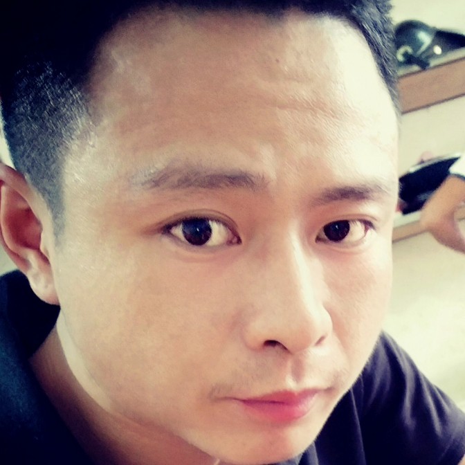 彩色闻小海豚的照片