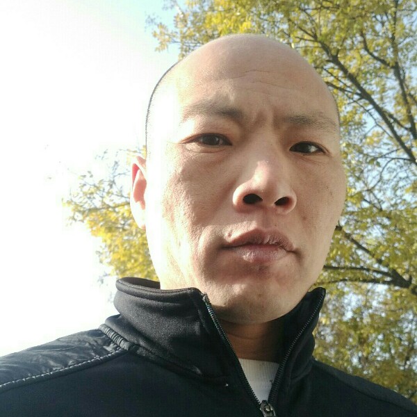 孤寂寥寥几人的照片