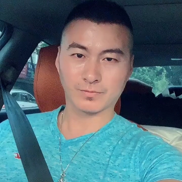 认真打龙猫的照片