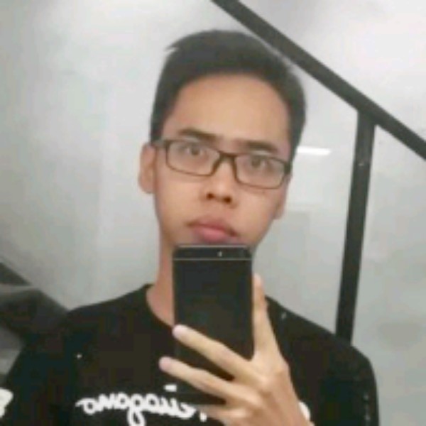 平淡打滑板的照片