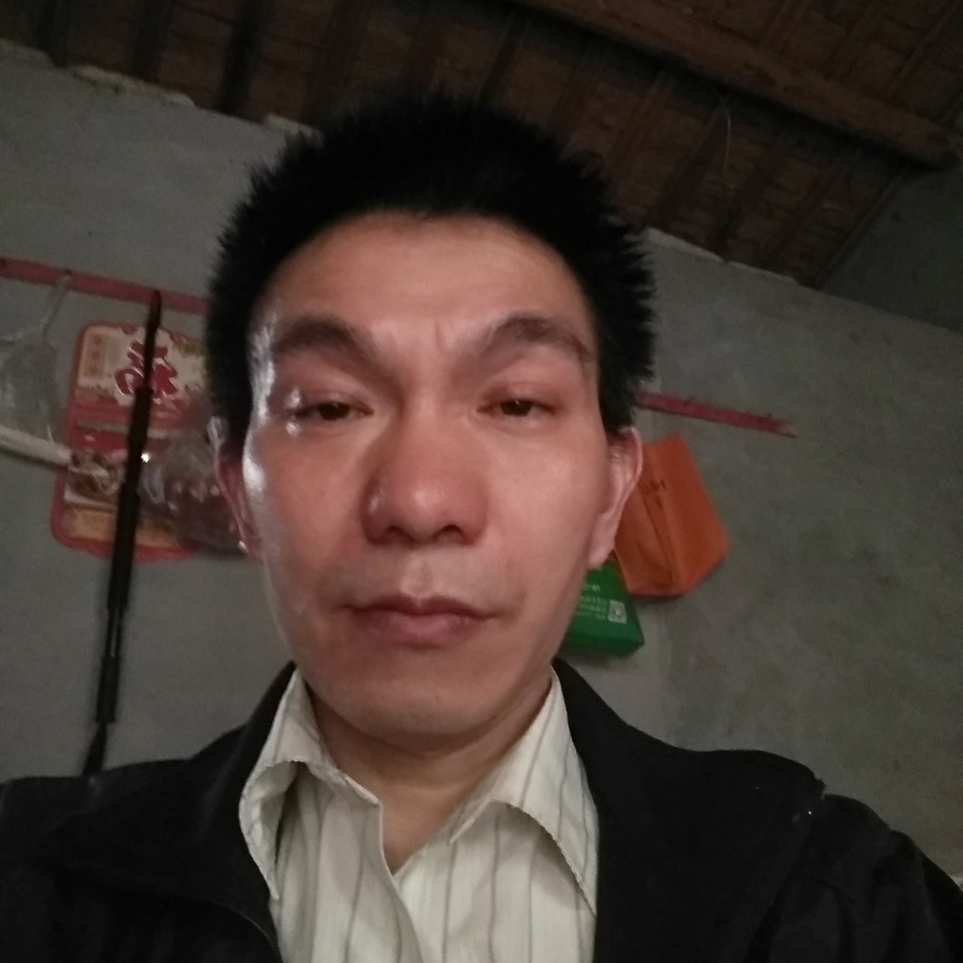 甜甜挽手路灯的照片