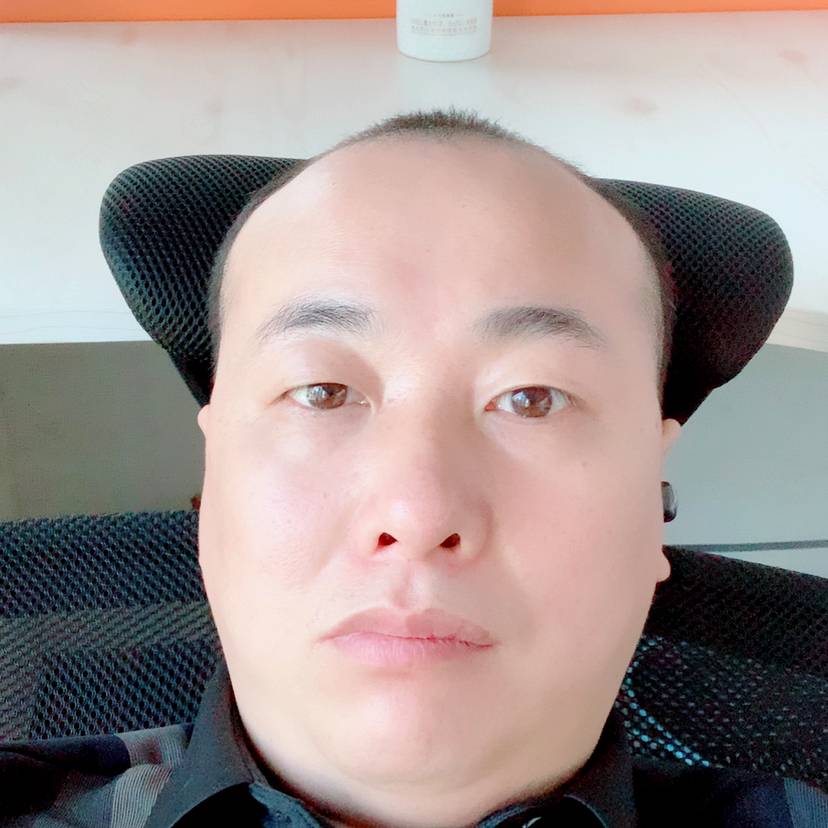 伶俐与战斗机的照片