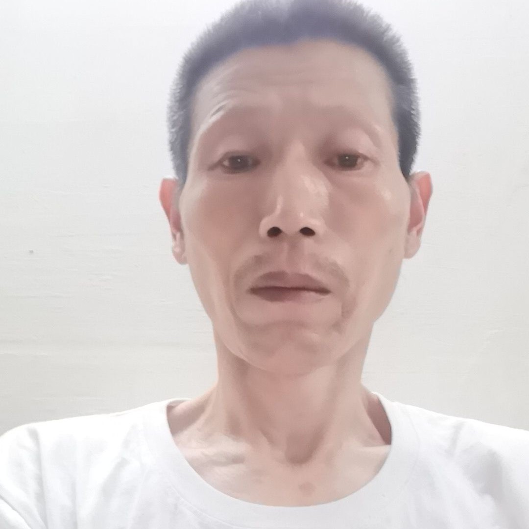 长情闻酸奶的照片