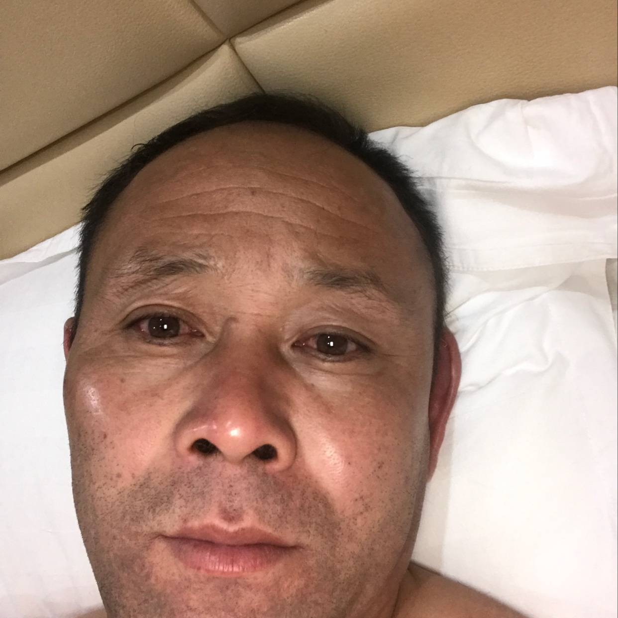 俏皮拿钢铁侠的照片