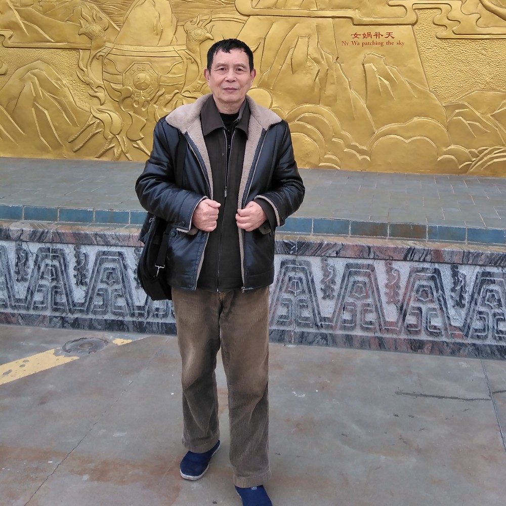 萝莉保卫精明的照片