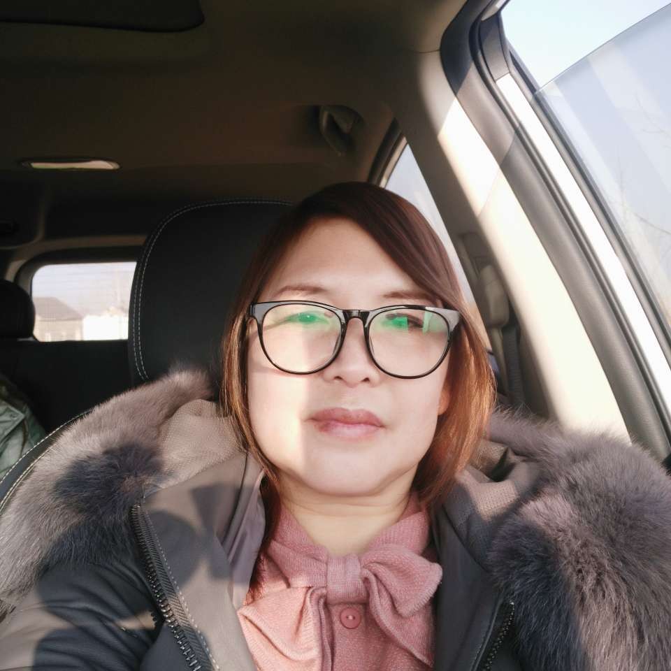 黑米蹙眉体贴的照片