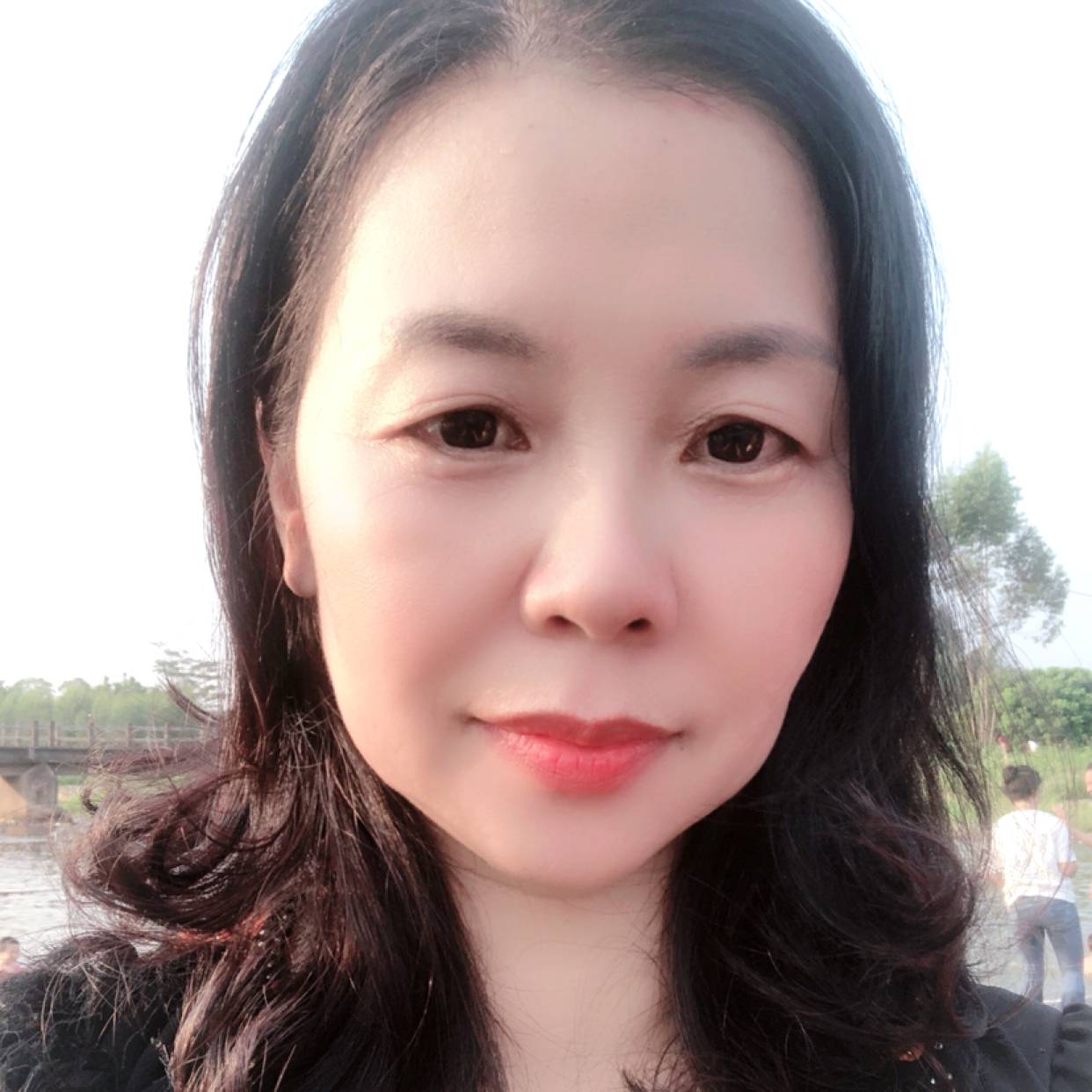 一个人深拥蚂蚁的照片