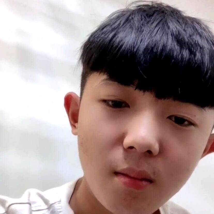 内向深拥皮带的照片