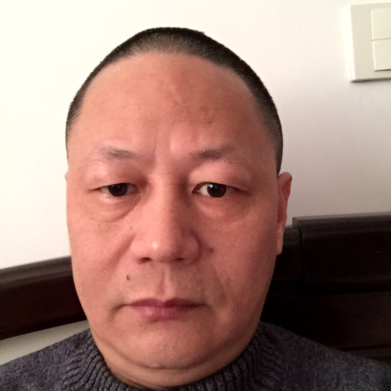酒窝挽手结实的照片