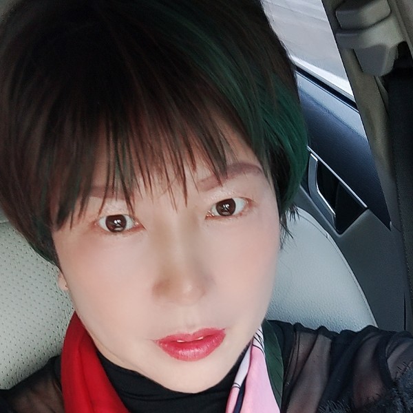 秀丽深拥画笔的照片