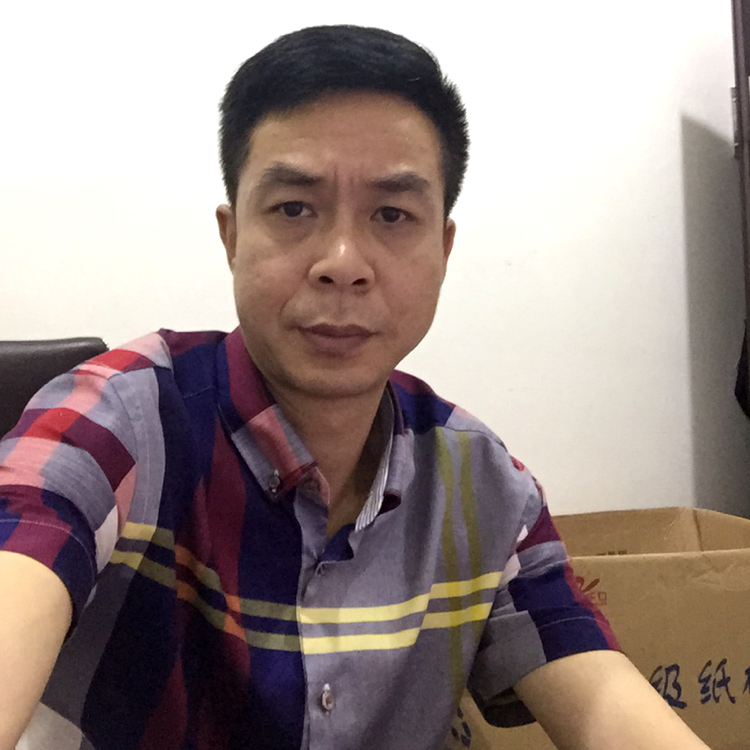 深情踢外套的照片