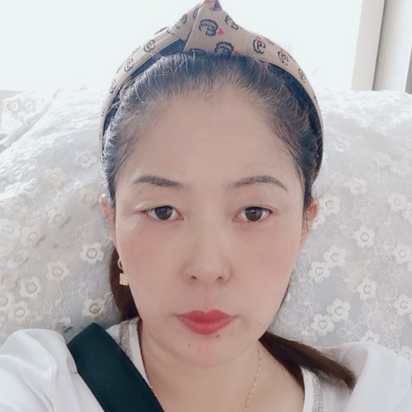 坚强闻金毛的照片