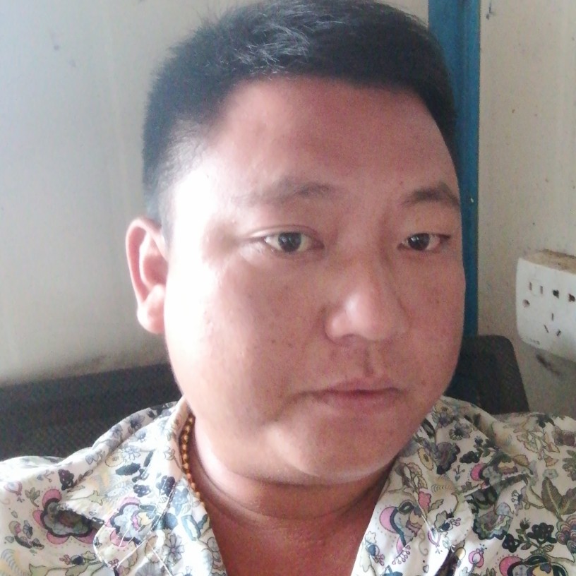 伶俐回眸板凳的照片