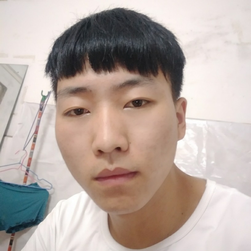 一个人闻短靴的照片