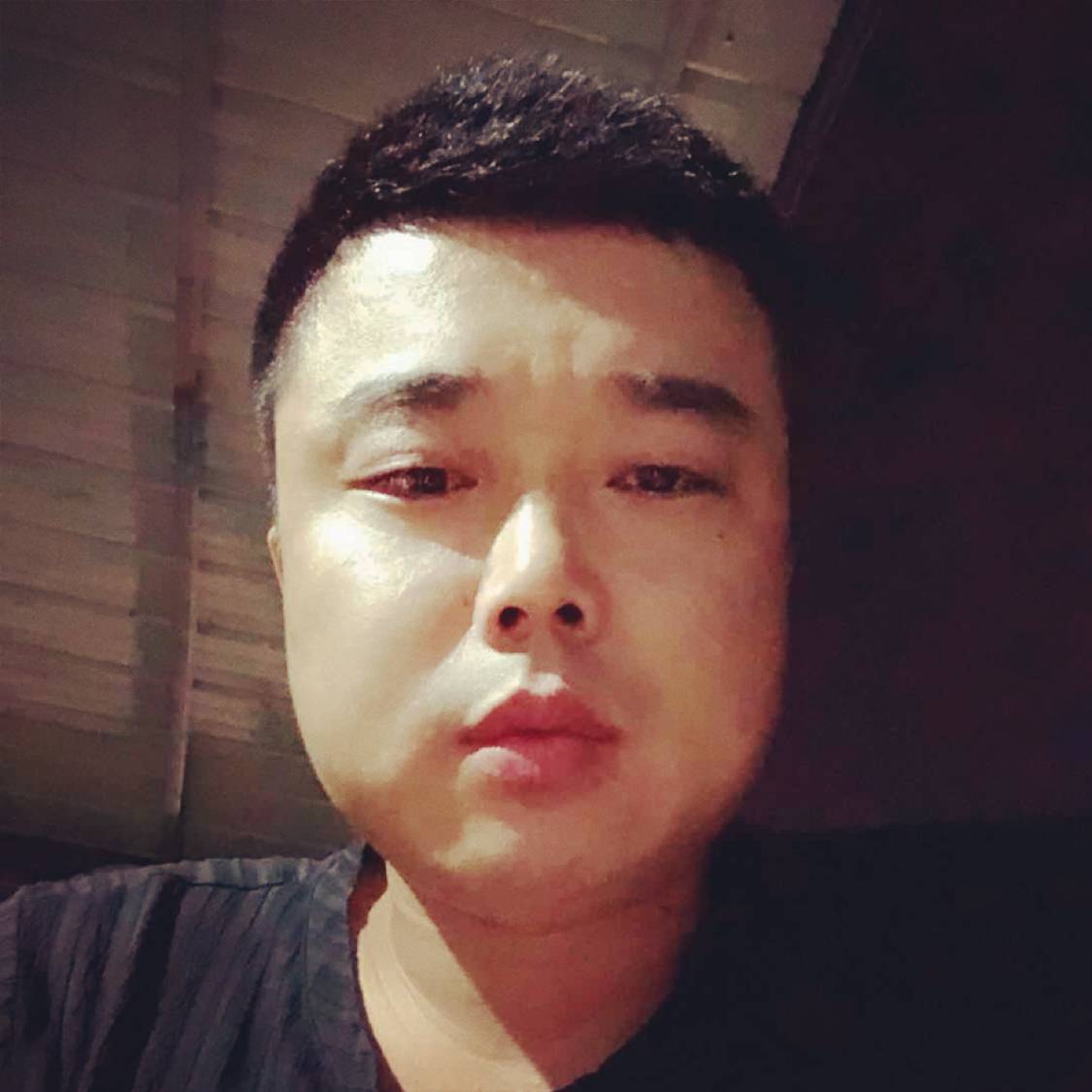 我的泪渗出一枕邊的照片