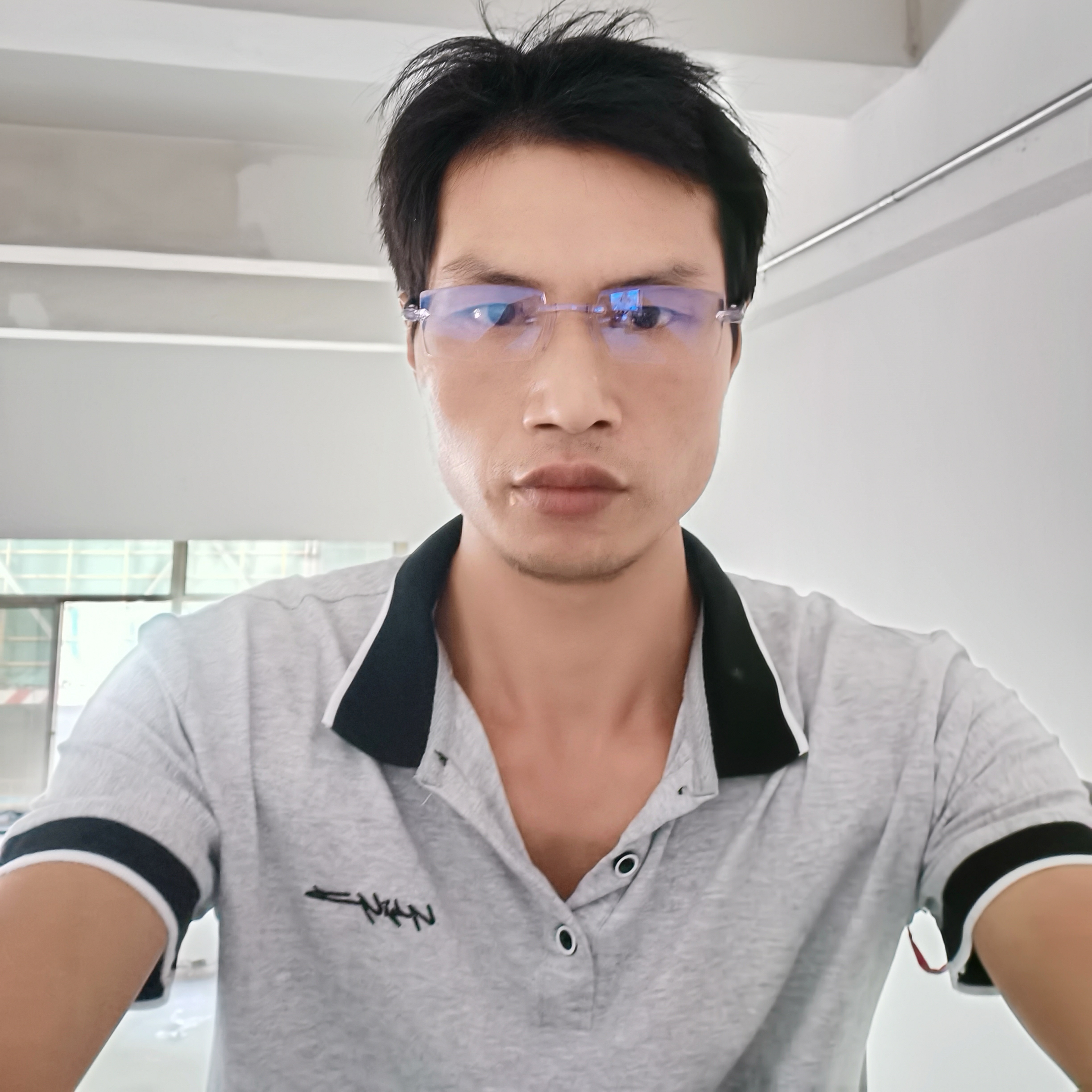 弯腰抱你的照片