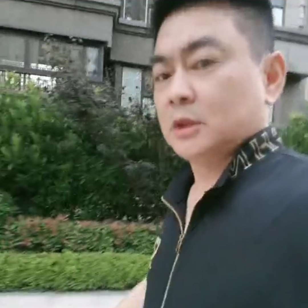 跳跳糖回眸俊秀的照片
