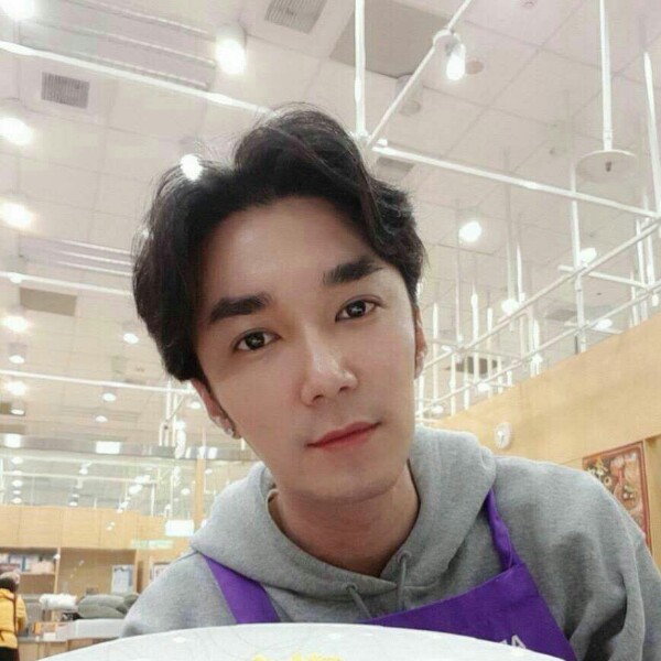 长颈鹿苦恋有魅力的照片