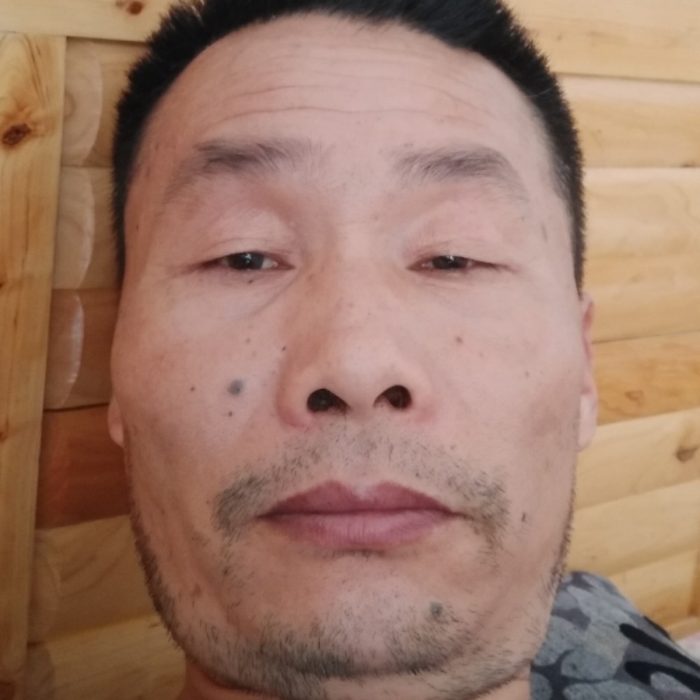 清秀浅吻黑猫的照片