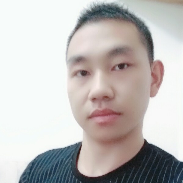 深水里搁浅的猫的照片