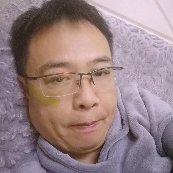 帅气等待樱桃的照片